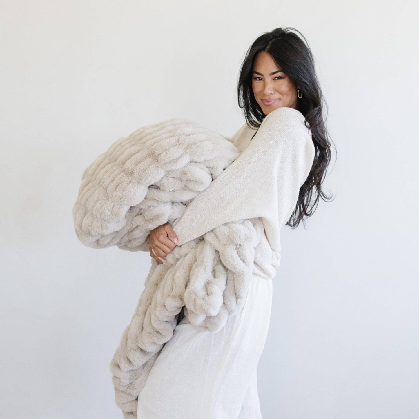 Woman Holding Saranoni Double Ruched Faux Fur Throw Blankets Snow