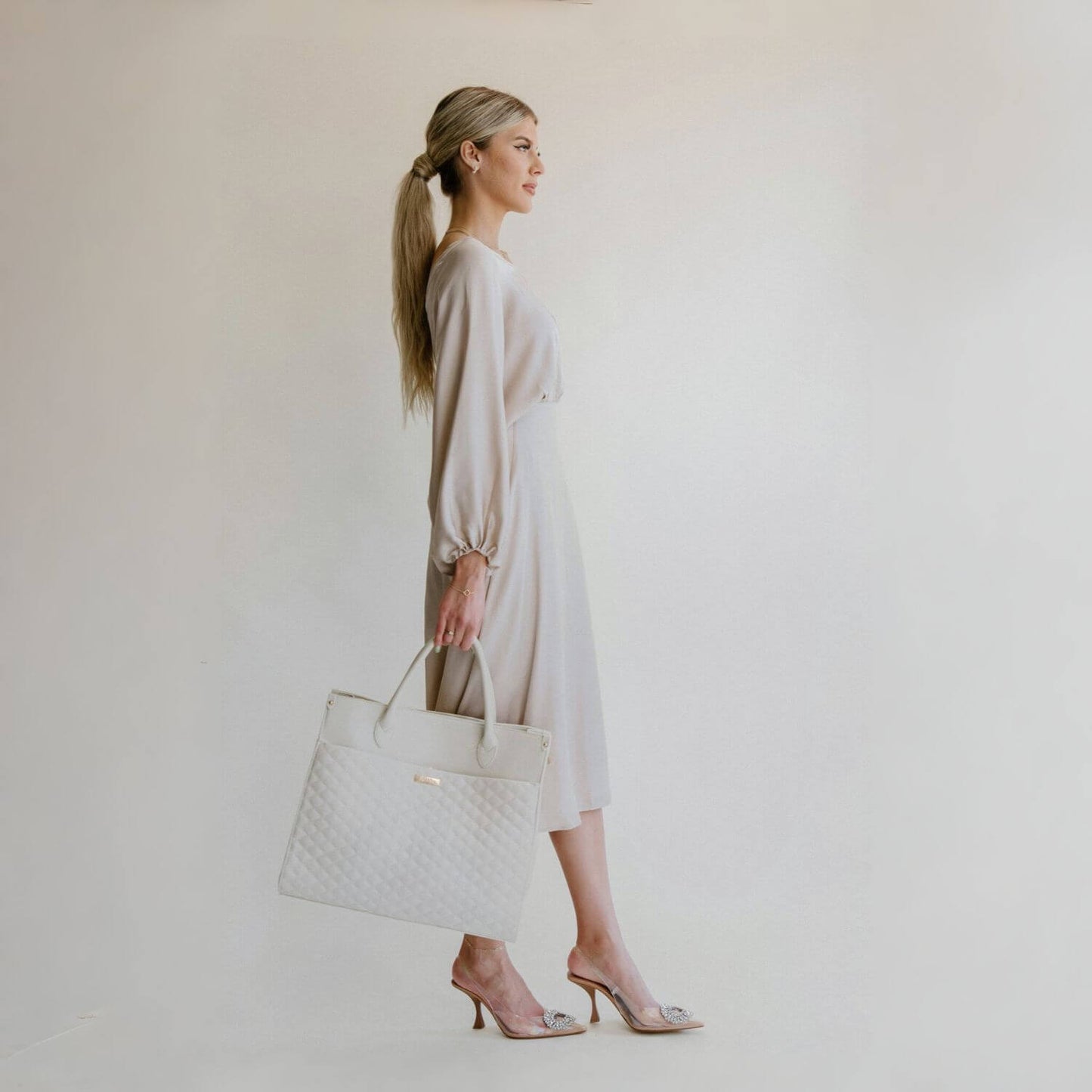 Woman Carrying Luli Bebé Monaco Tote Bag | Pearl White