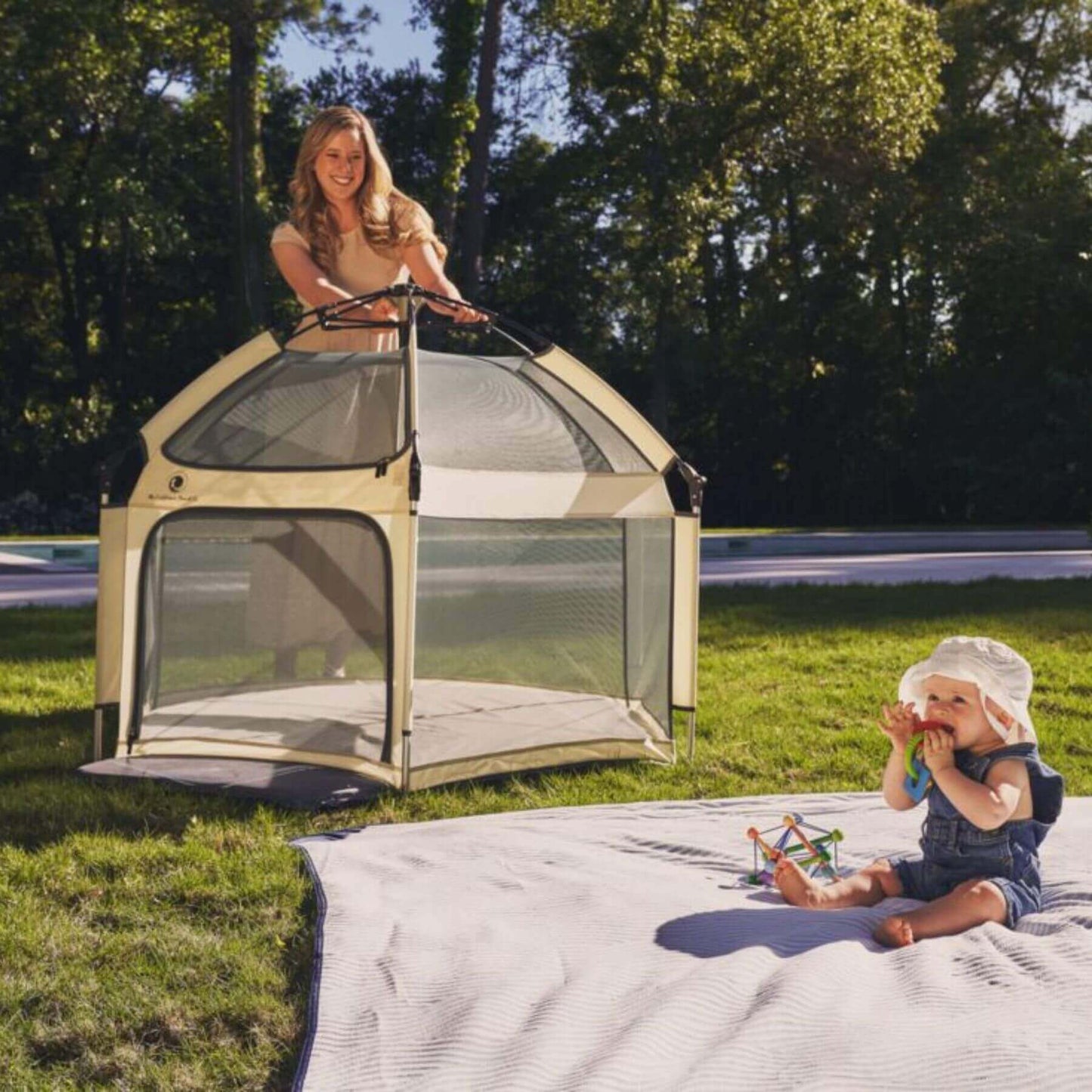 Mom Setting up Pop 'N Go™ Playpen Ivory