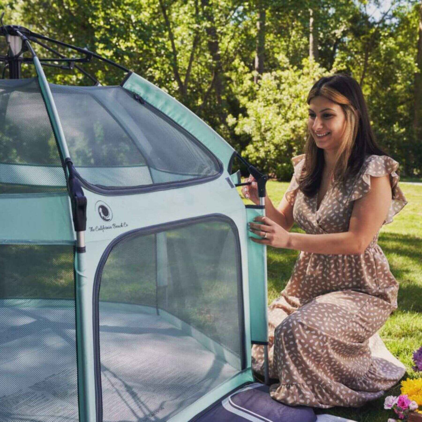 Mom Setting up The California Beach Co. Pop 'N Go™ Playpen Mint
