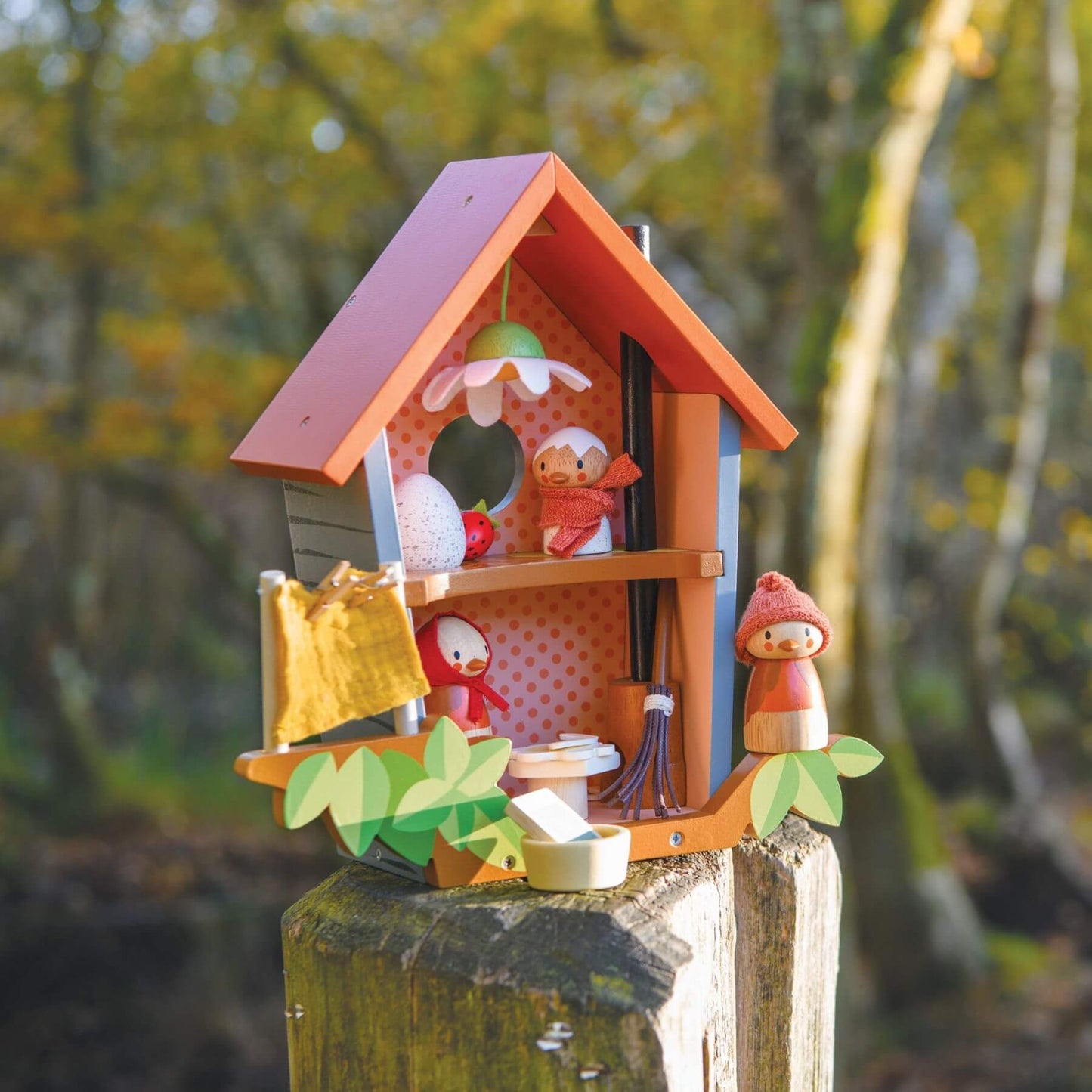Tender Leaf Robin's Nest Box on a wooden post against a natural background