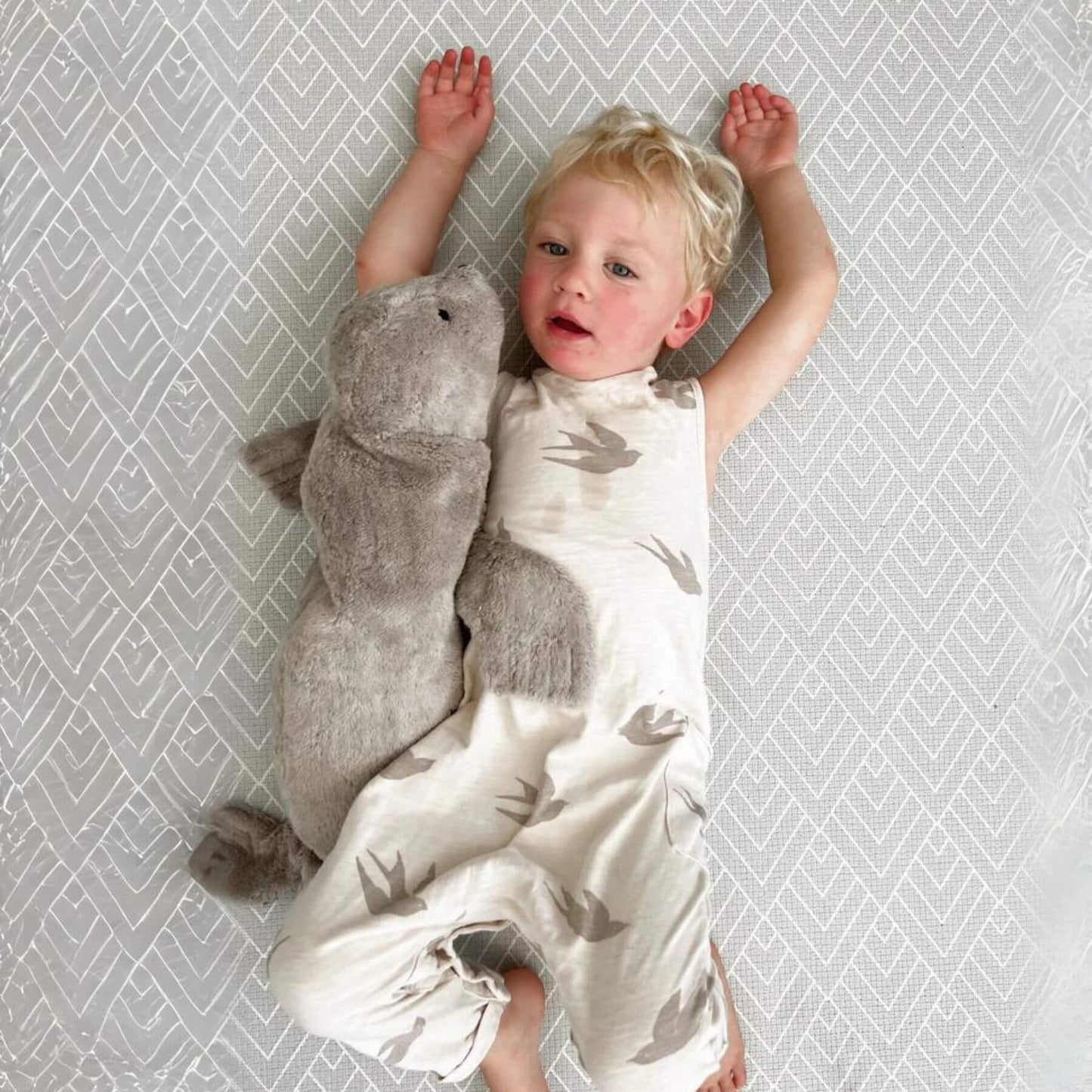Senger Naturwelt Cuddly Animal Seal Large Grey - Lifestyle
