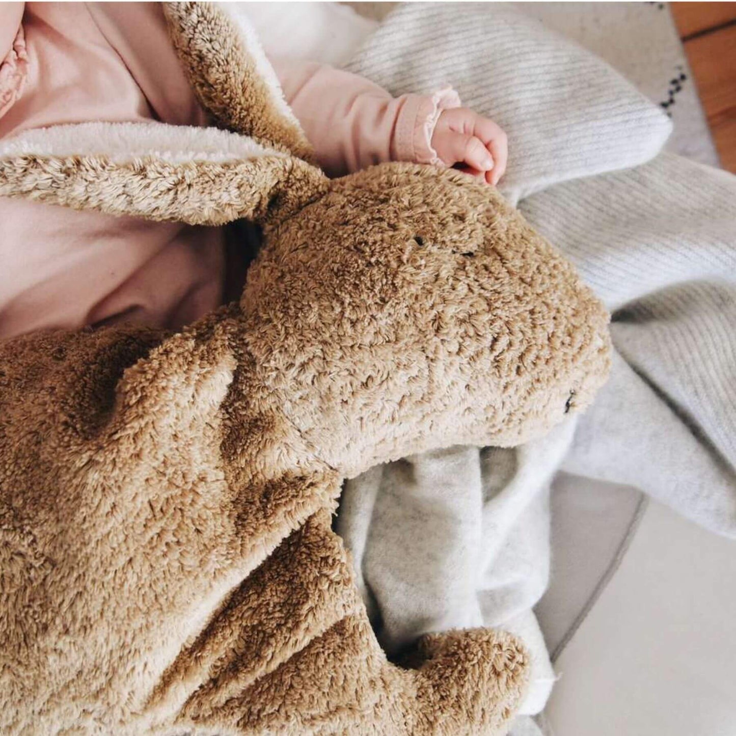 Senger Naturwelt Cuddly Animals Rabbit Large Beige - Lifestyle