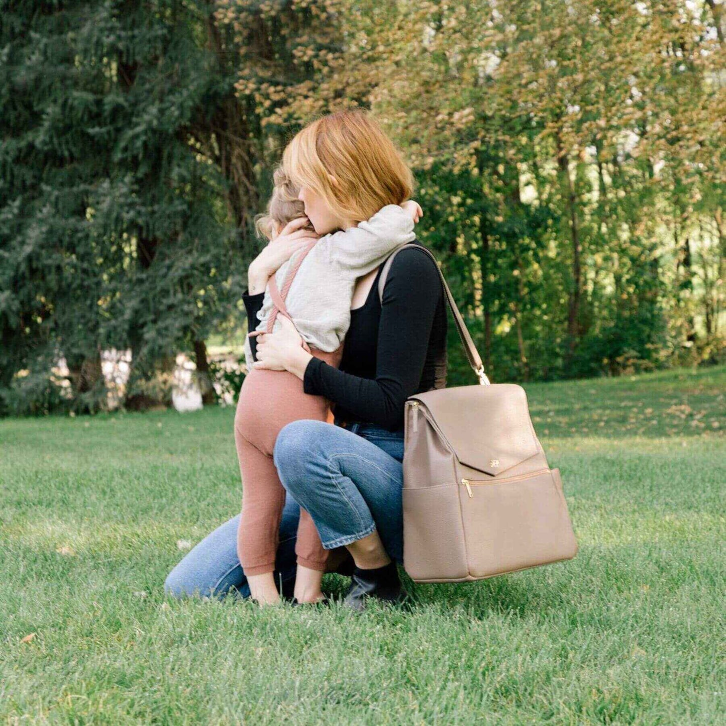 Mom Shoulder Carrying Aspen Classic Diaper Bag II, Hugging Girl