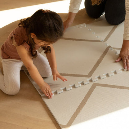 Kids setting up Eeveve Beni Autumn Gold Play Mat