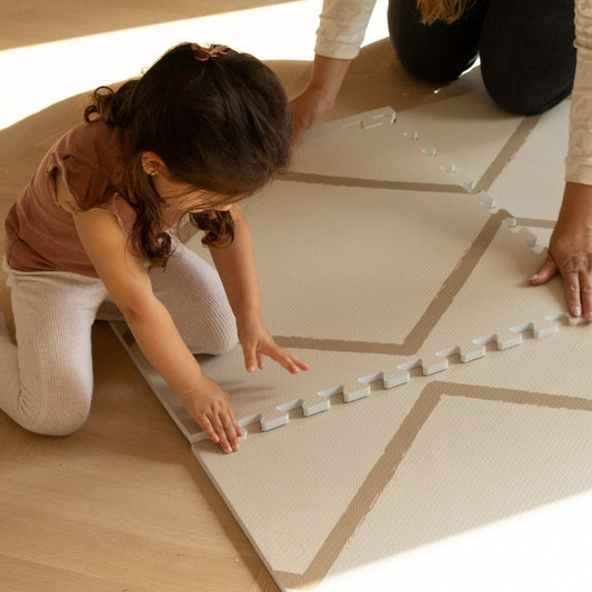 Kids setting up Eeveve Beni Autumn Gold Play Mat