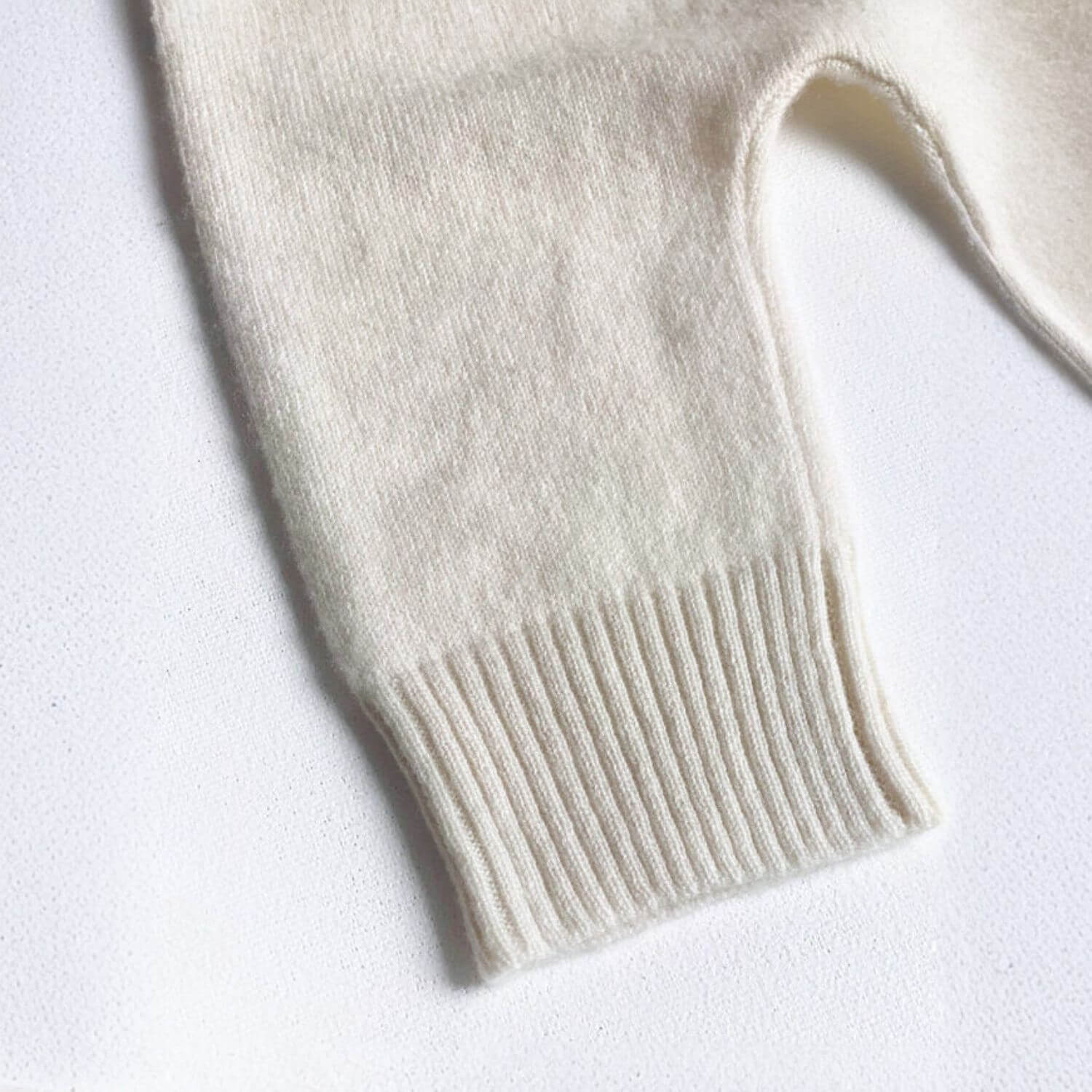 Detail of Unique Love Design Cashmere Baby Pants Off White