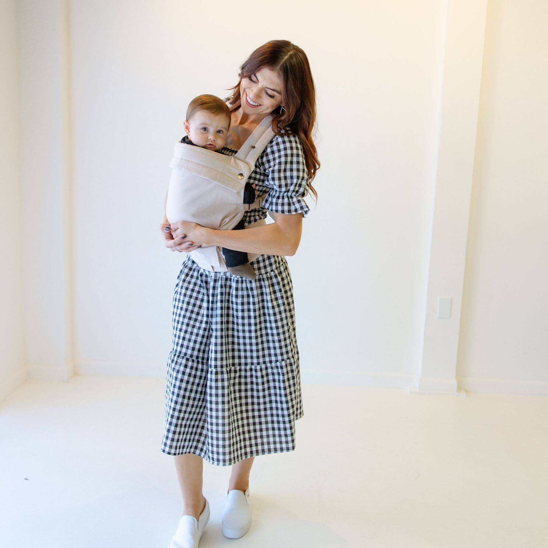 Woman holding a baby in Coco Cream - Cotton Linen Baby Carrier