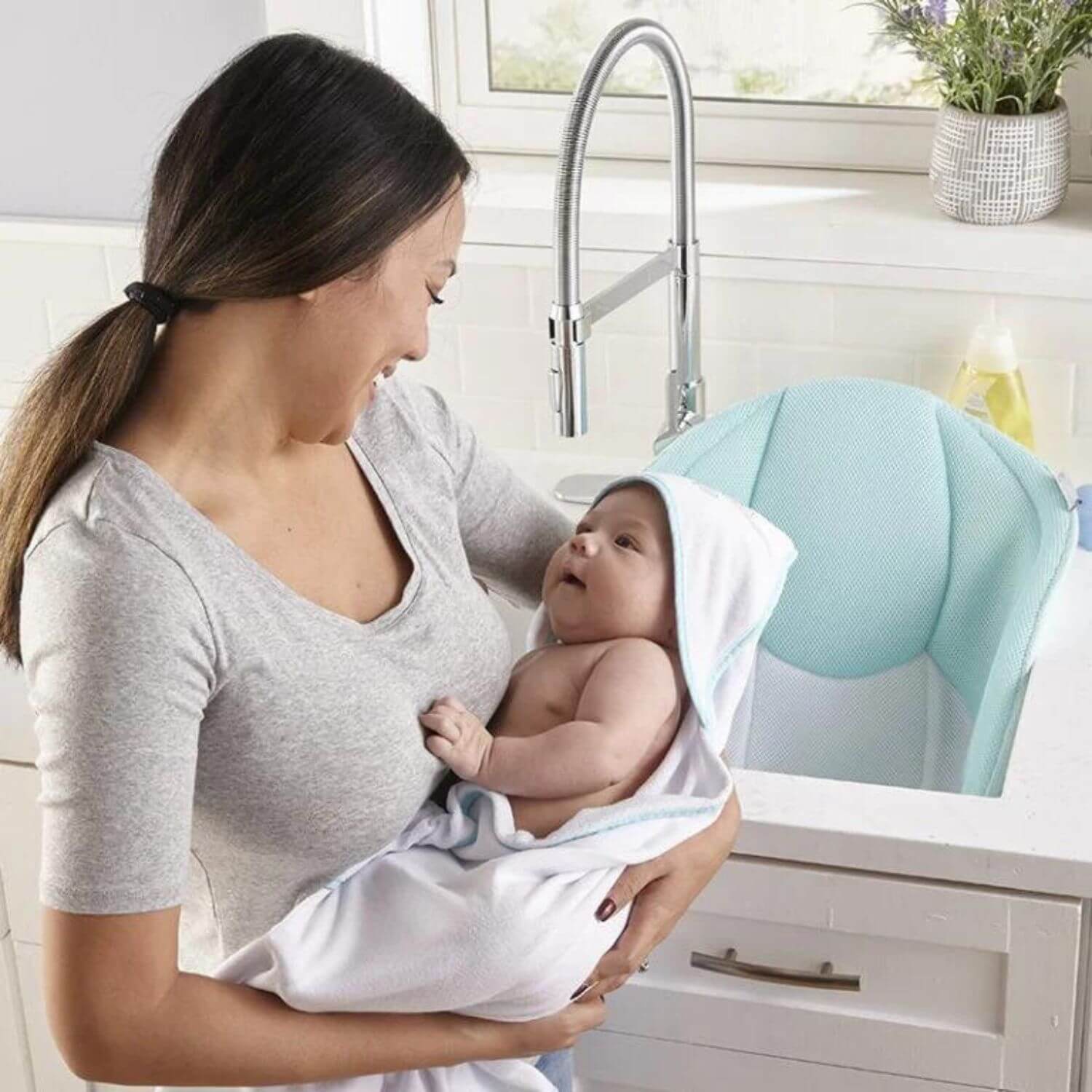 Contours Cozy Infant Sink Bather - Lifestyle