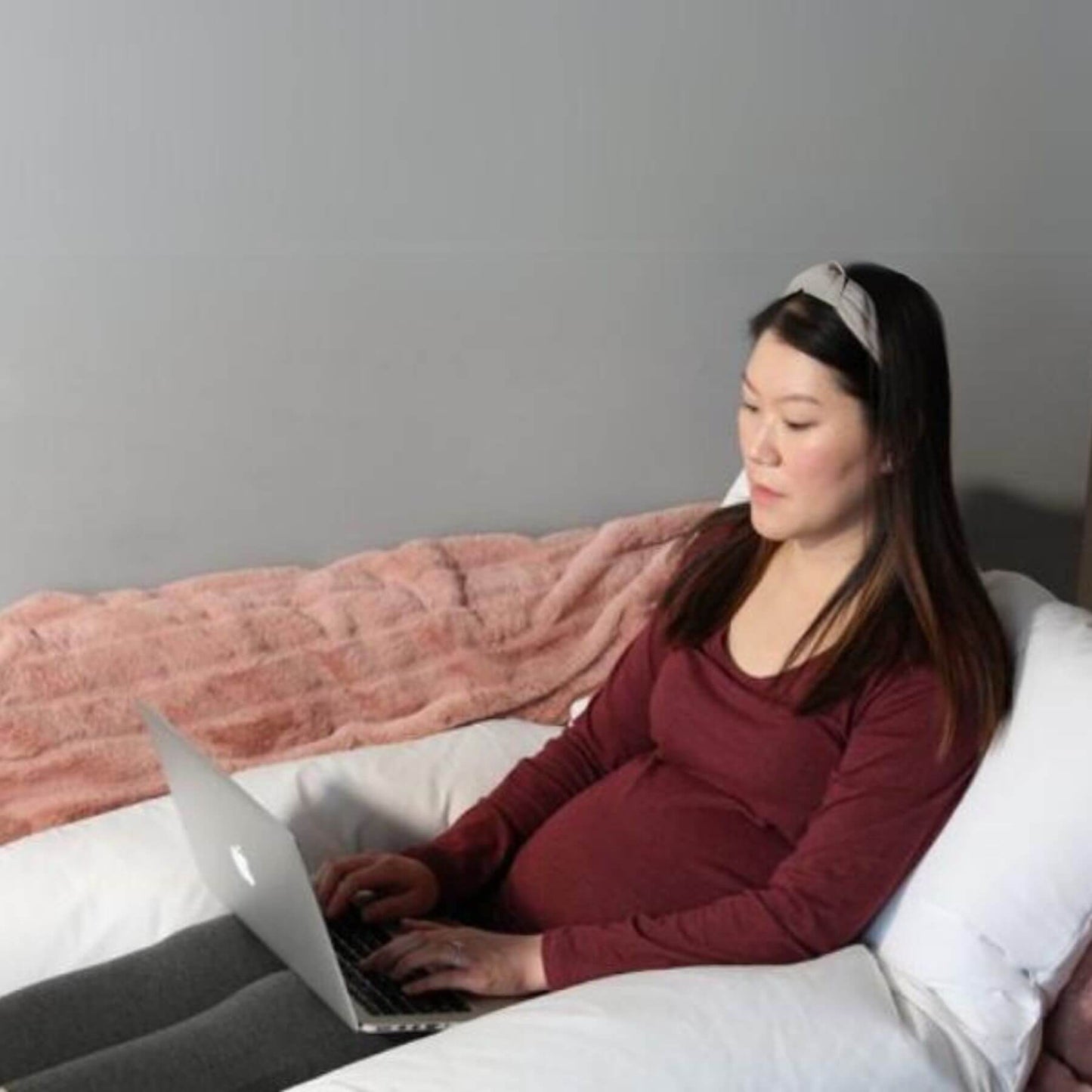 Contours Soulmate Cooling Maternity Pillow - LIfestyle