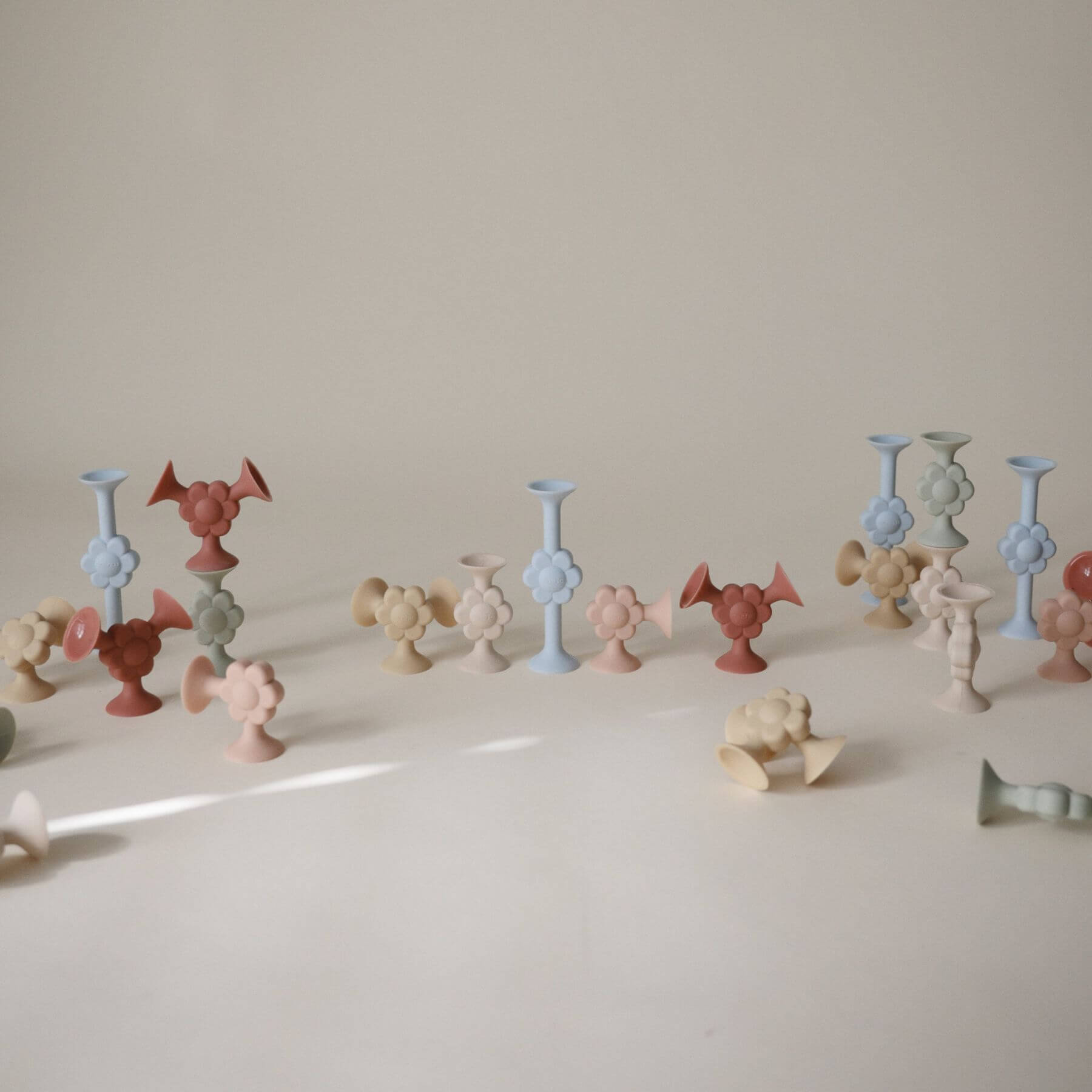 Mushie Daisy Silicone Suction Builders