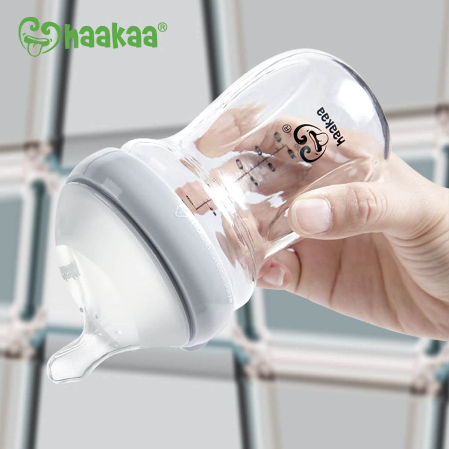 Hand holding Haakaa Generation 3 Glass Baby Bottle 6 oz/160 ml
