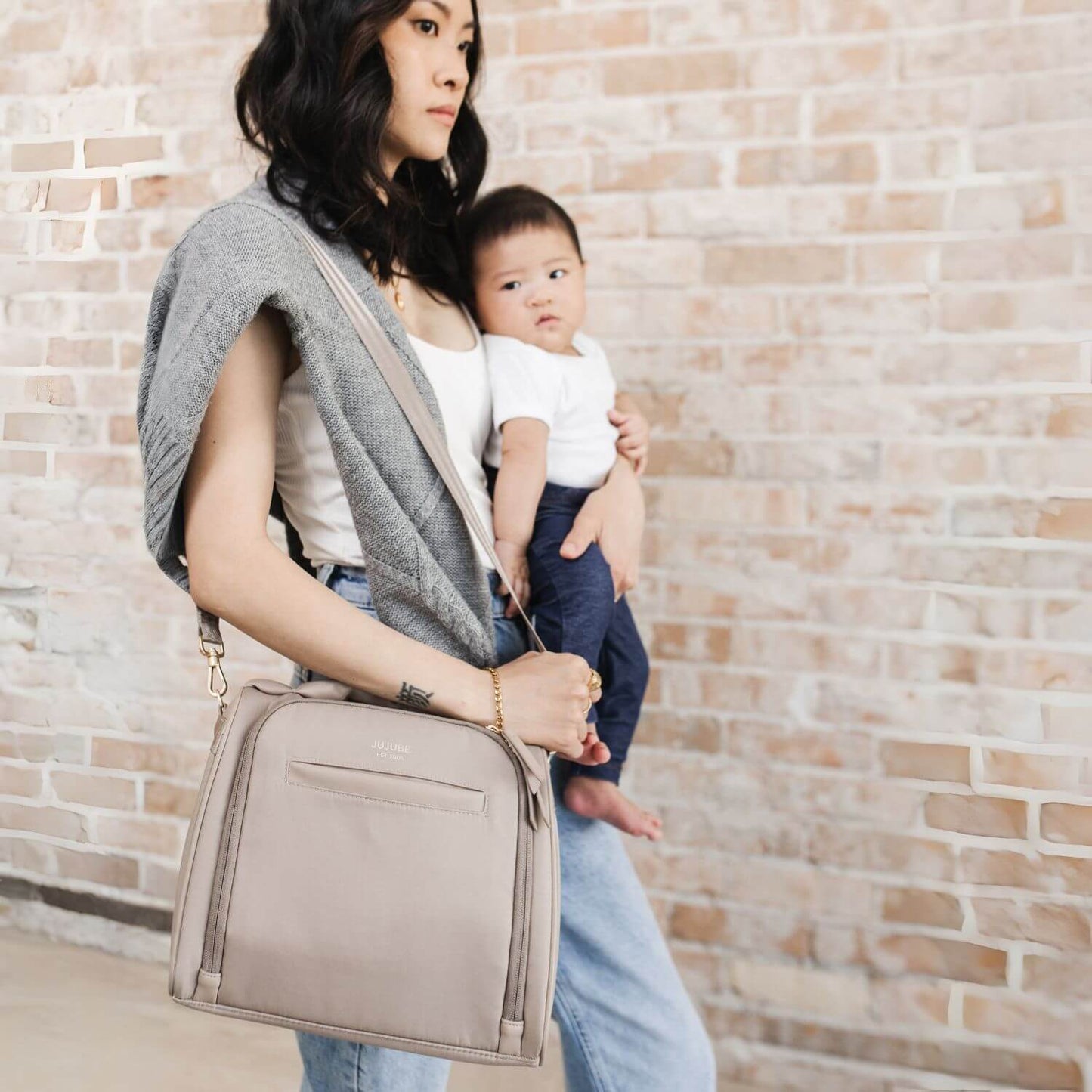 Mom Carrying JuJuBe Insulated Bottle Bag Taupe