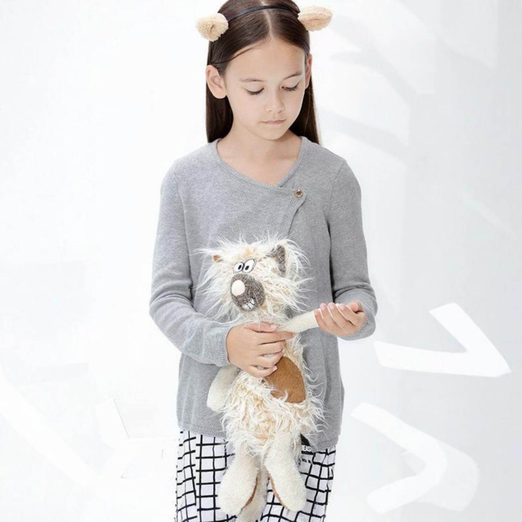Young girl holding sigikid Kiez Miez