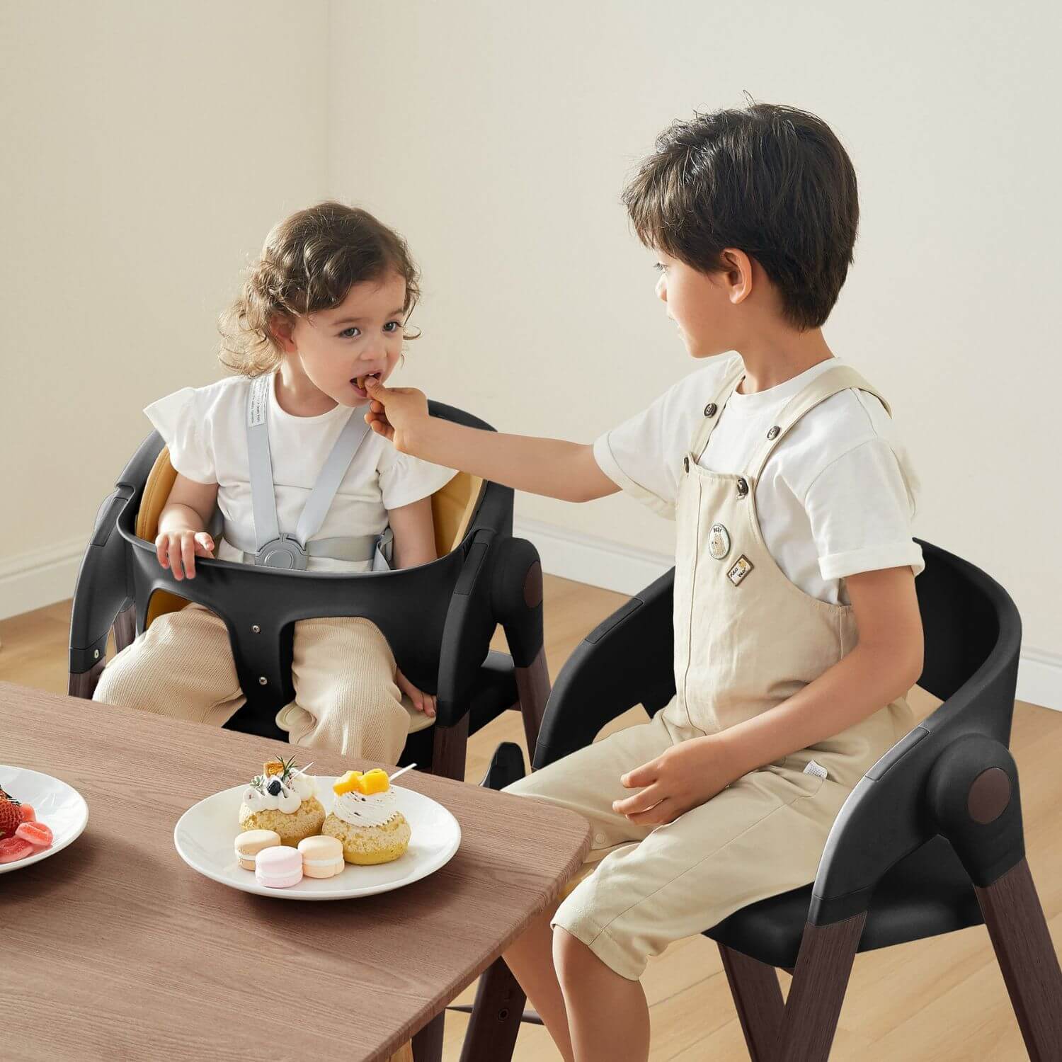 Baby Sitting on KUB High Chair Black, Getting Fed