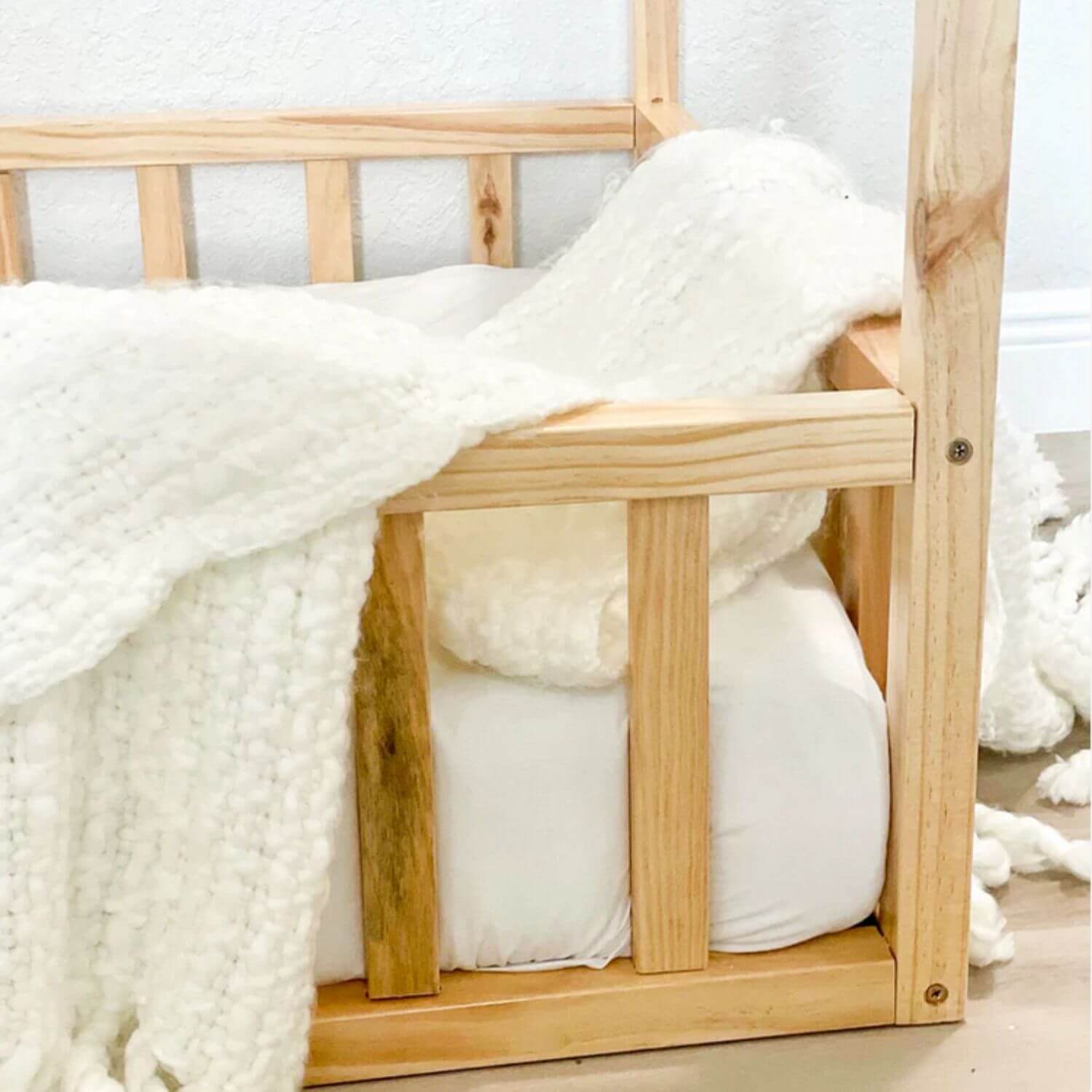 2MamaBees Montessori House Bedframe with Rails | Crib - Detail