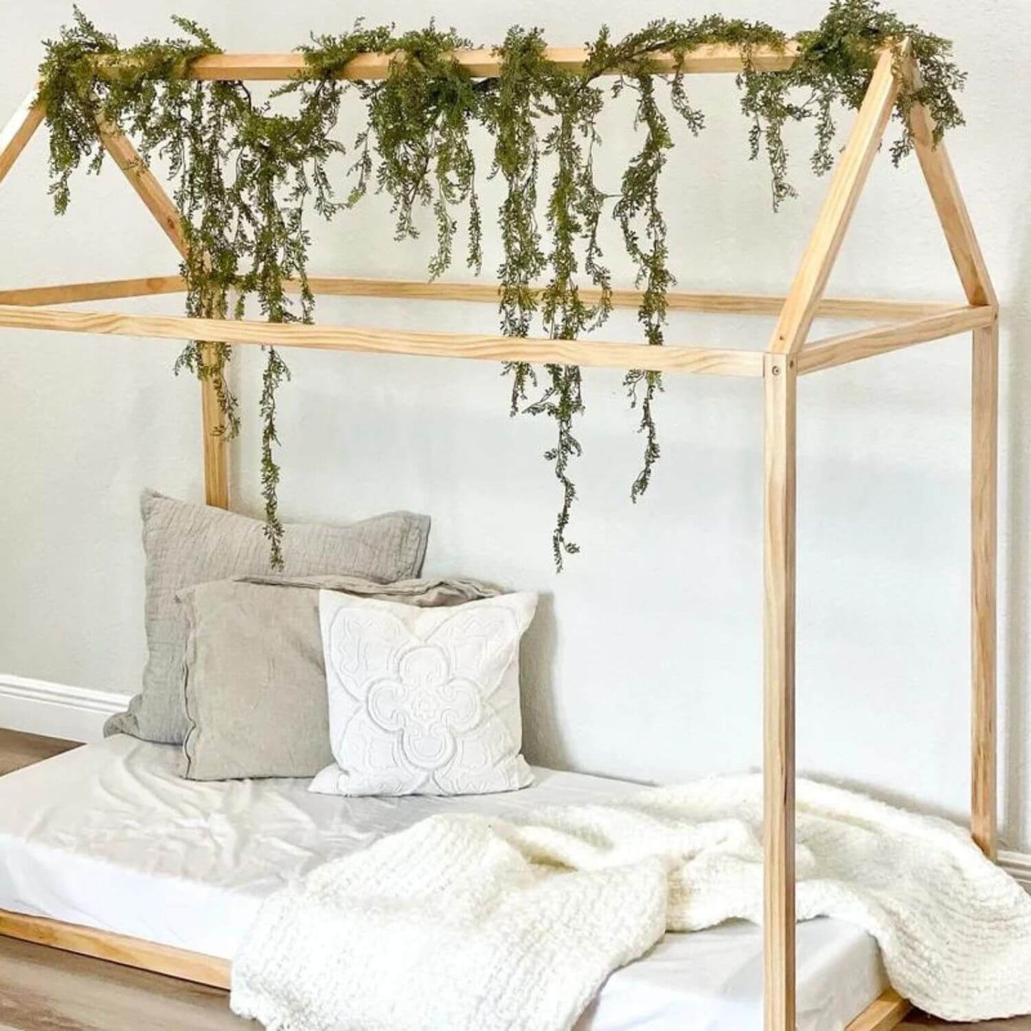 2MamaBees Montessori House Bedframe | Crib - Detail