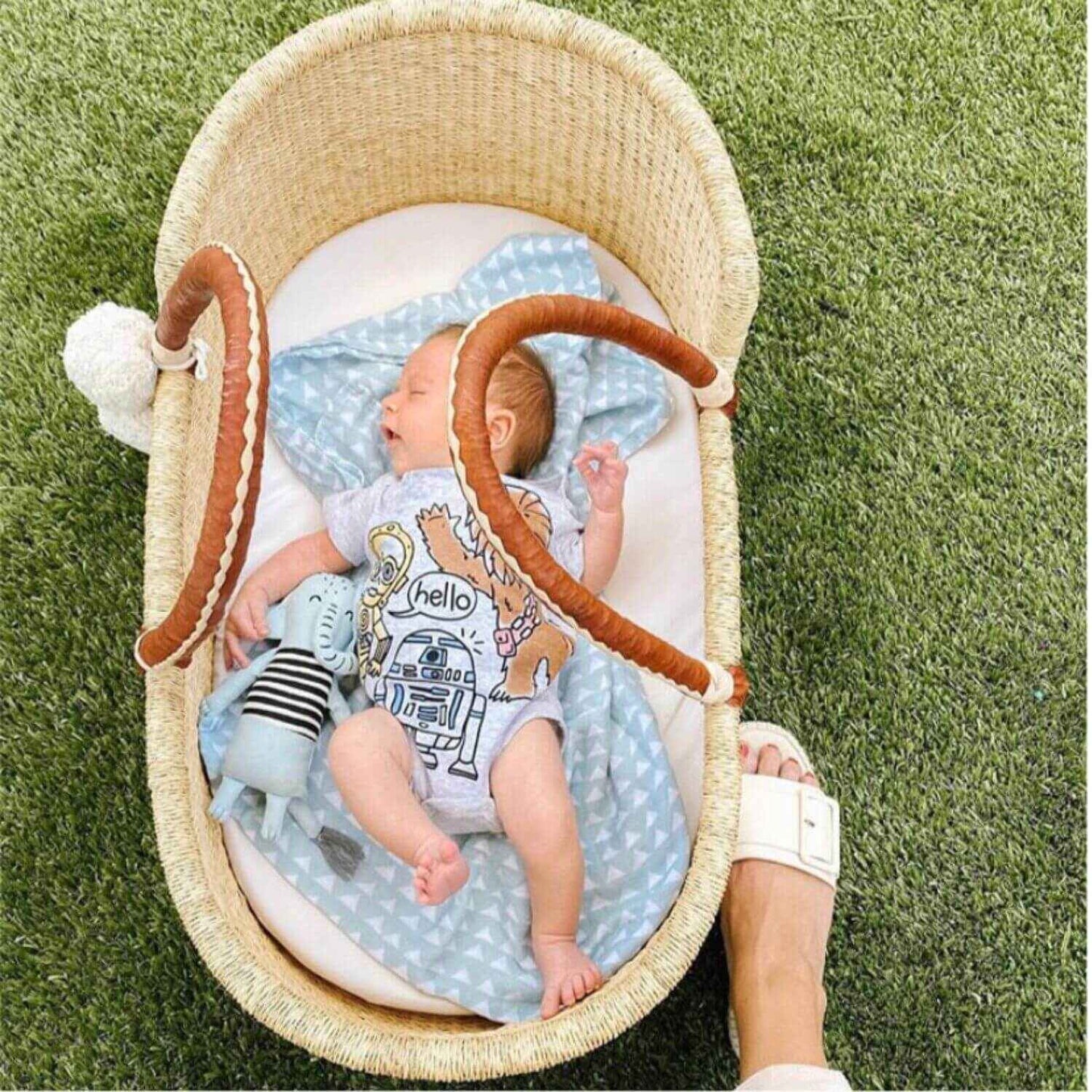 Plum+Sparrow Cognac + Cream Handle Moses Basket