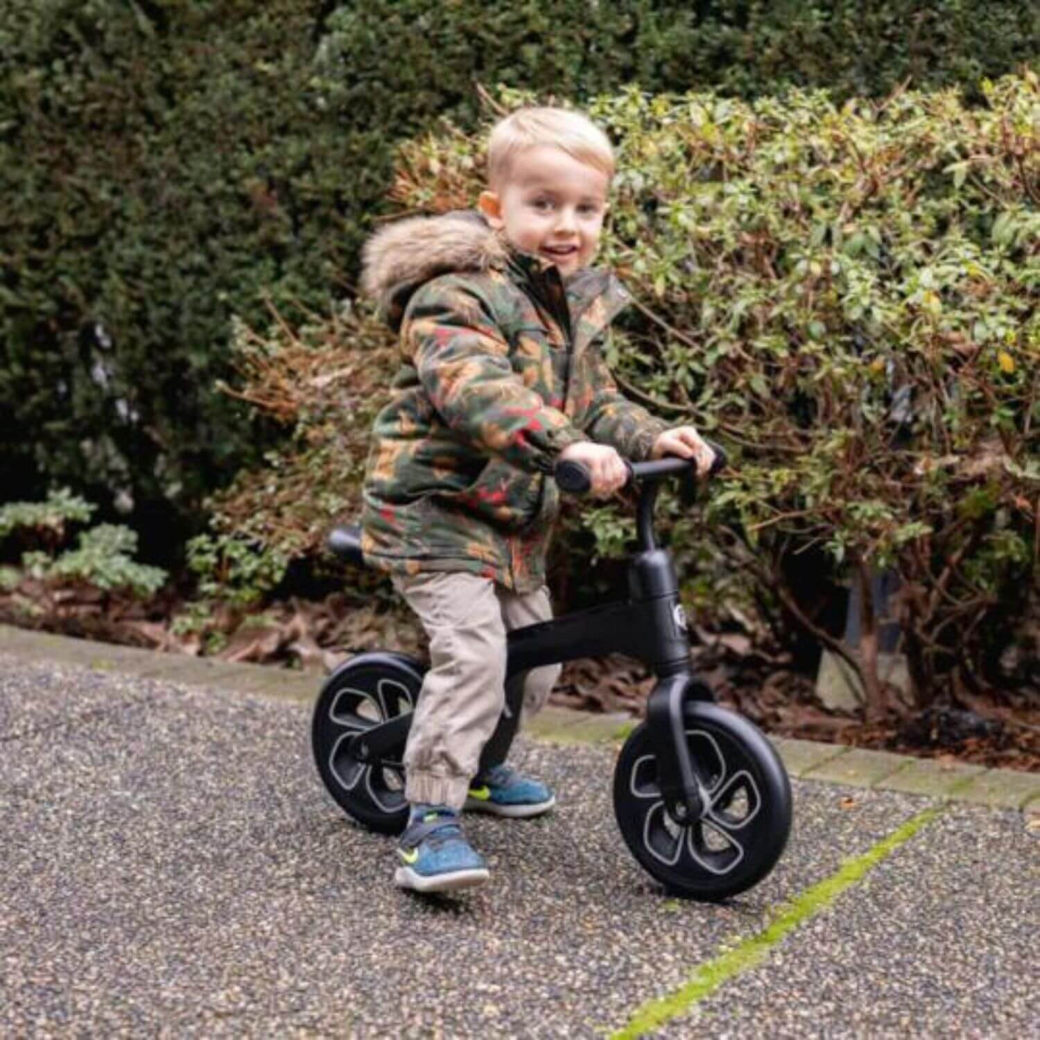 Q-Play Tech Balance Bike Black - Lifestyle