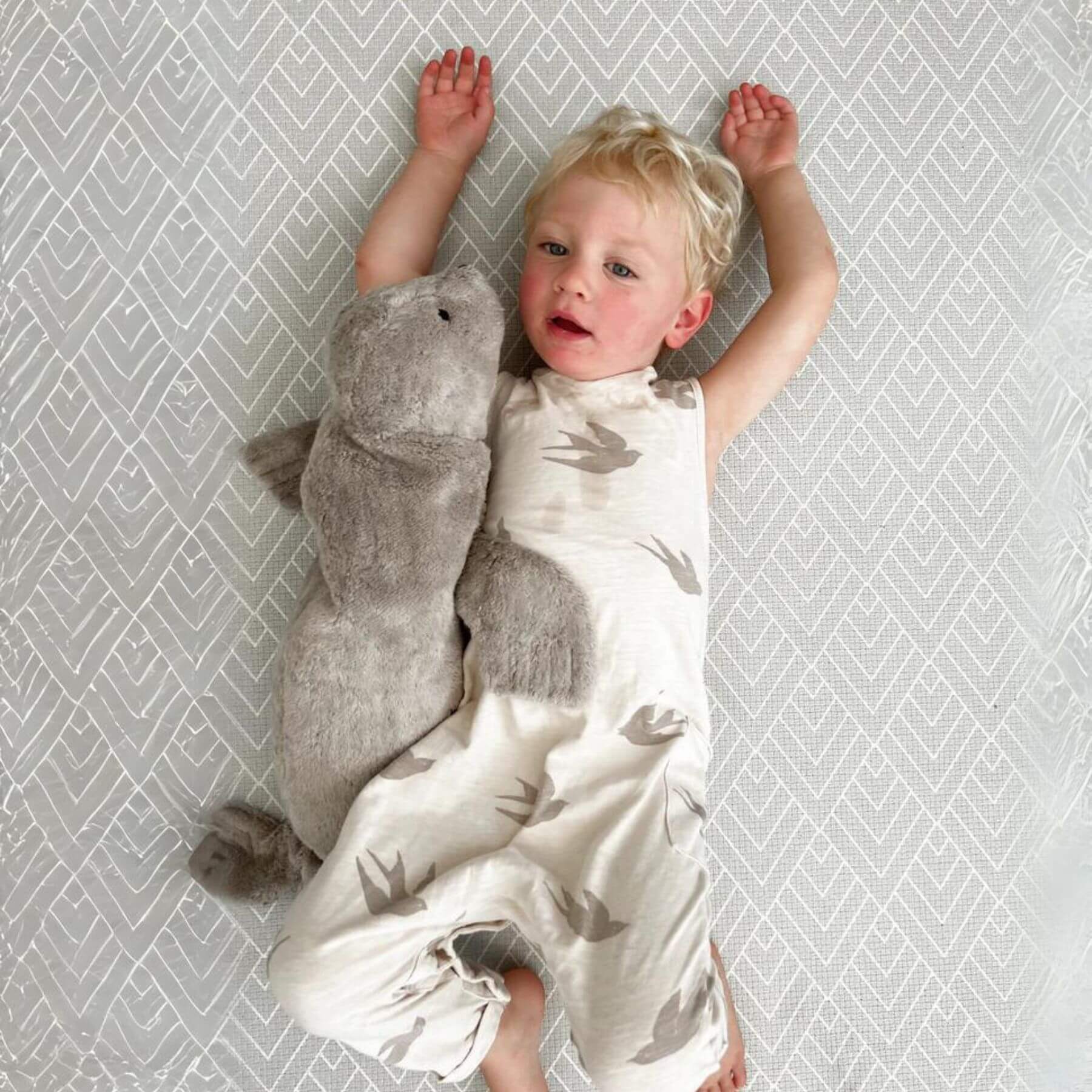 Senger Naturwelt Cuddly Animal Seal Large Grey - Lifestyle