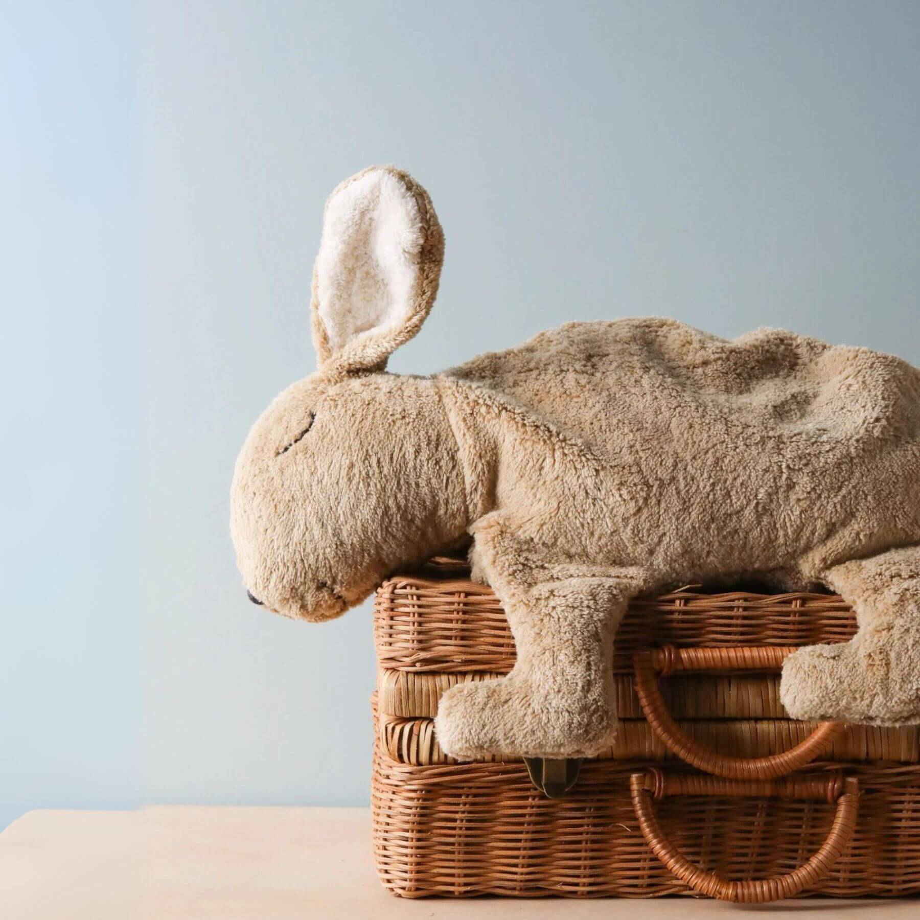 Senger Naturwelt Cuddly Animals Rabbit Large Beige - Lifestyle