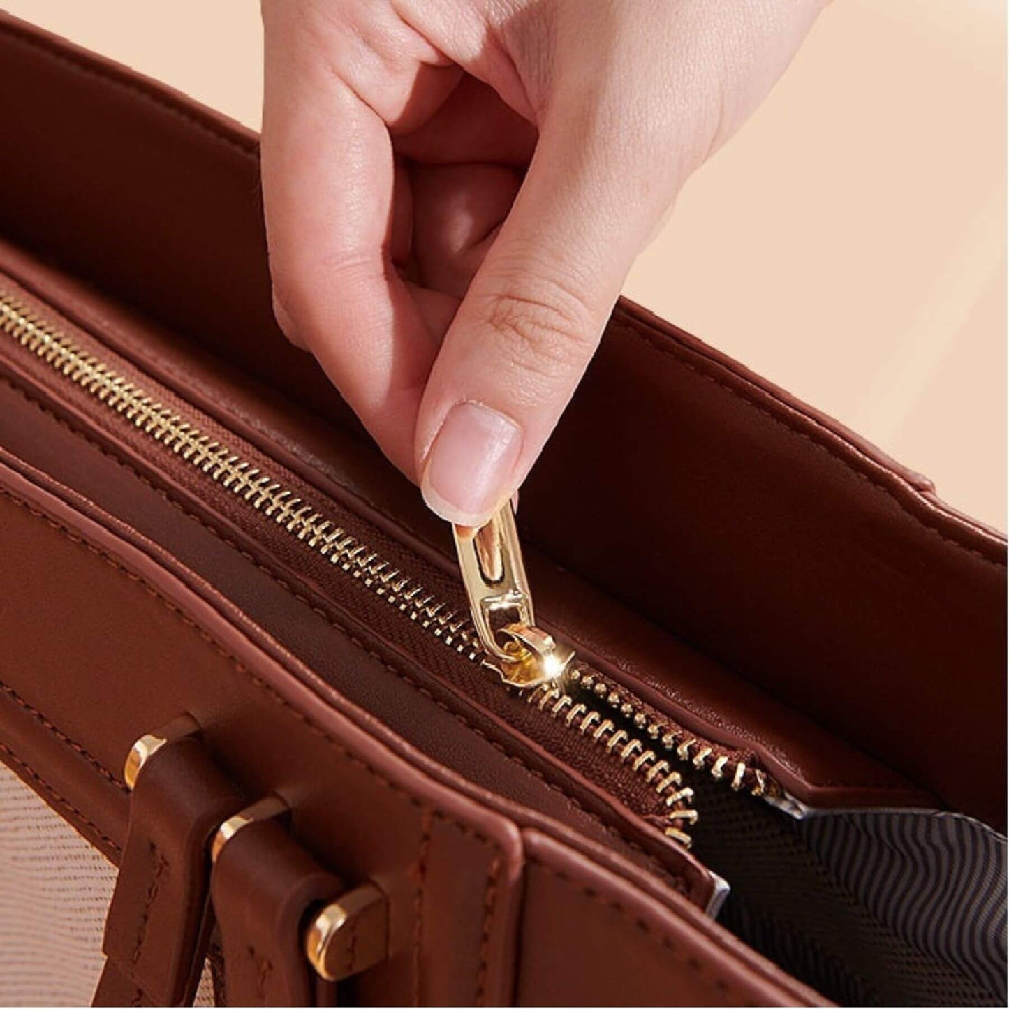 Hand opening Sunveno The Mommy Tote Bag - Brown