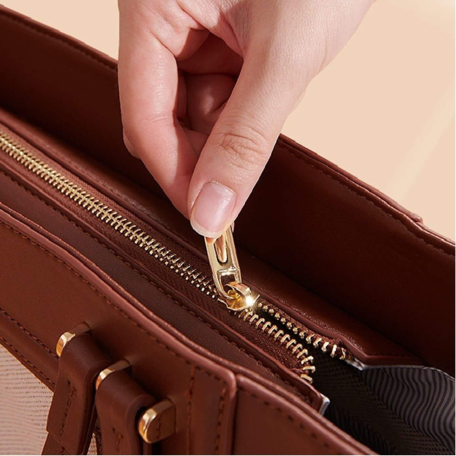 Hand opening Sunveno The Mommy Tote Bag - Brown