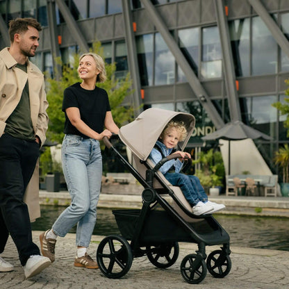 Family walking with Mompush Ultimate 3 - Titanium in an urban setting