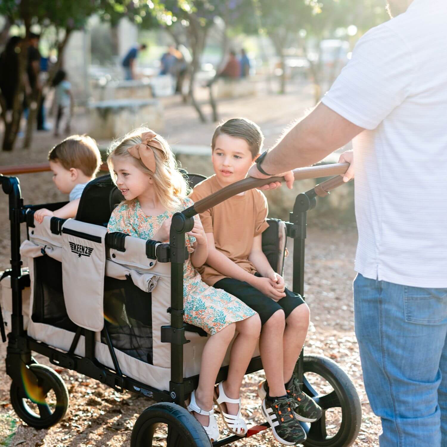 Kids Sitting in Keenz Vyo͞o The Seating Chameleon Stroller Wagon 4-Passengers Grey