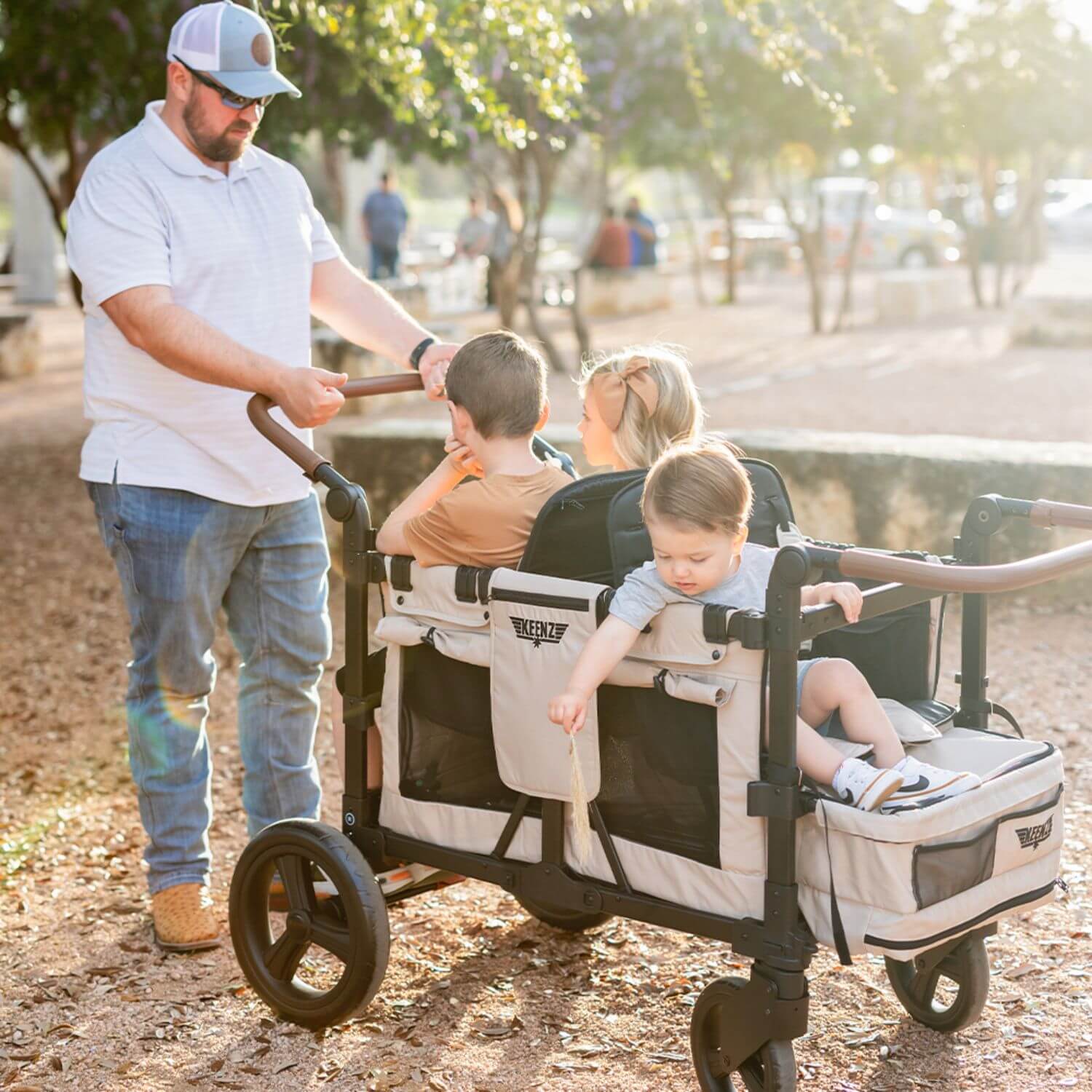 Dad Pushing Kids in Keenz Vyo͞o The Seating Chameleon Stroller Wagon 4-Passengers